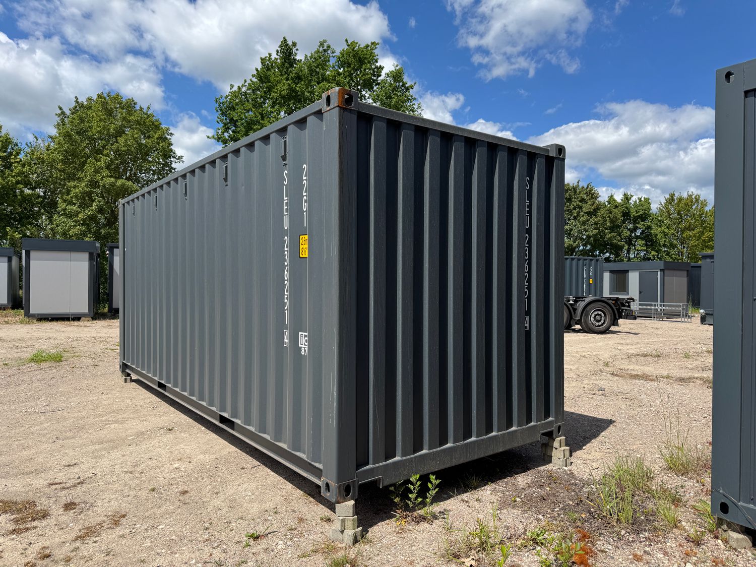 Schräge Ansicht auf Stirnwand und Seitenwand des 6,00 x 2,44 m großen Lagercontainers