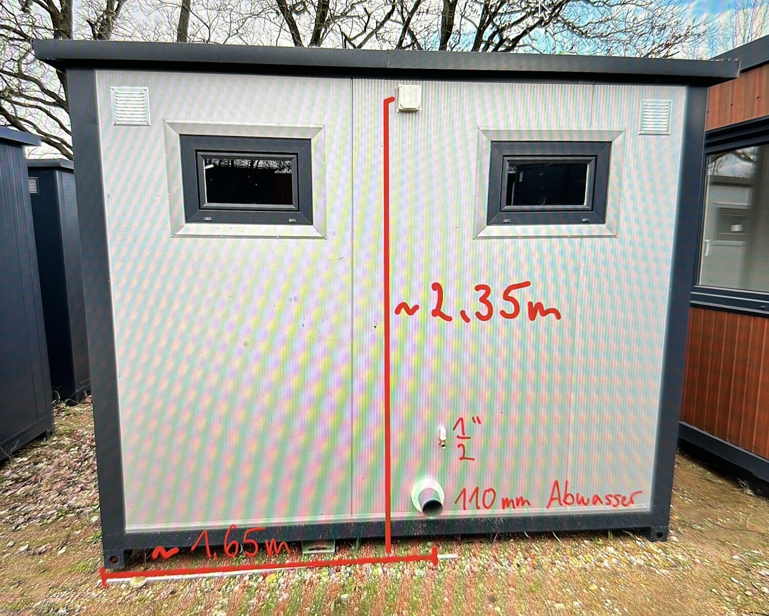 Stirnseite mit roten Maßangaben ~2,35 m, ~1,65 m und Hinweis auf den 110-mm-Abwasseranschluss