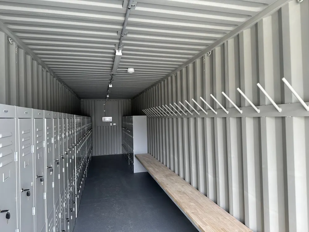 40-Fuß-High-Cube-Container mit Innenausbau (Spinde, Bänke, Regale) – Bild 2 von 3