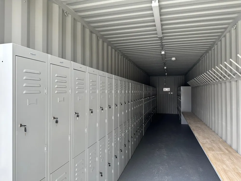 40-Fuß-High-Cube-Container mit Innenausbau (Spinde, Bänke, Regale) – Bild 3 von 3