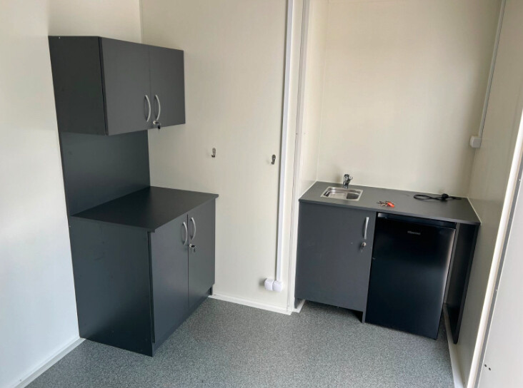Küchenzeile in Anthrazit mit Hängeschrank, Arbeitsplatte, Spüle und Kühlschrank unter der Platte