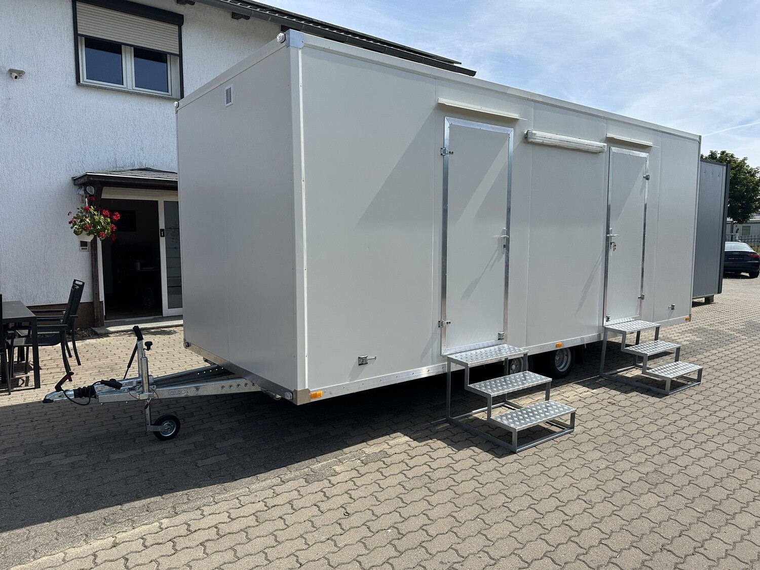 6,00 – m WC-Anhänger Damen/Herren mit 5x Toiletten und 3x Urinale – Bild 2 von 6