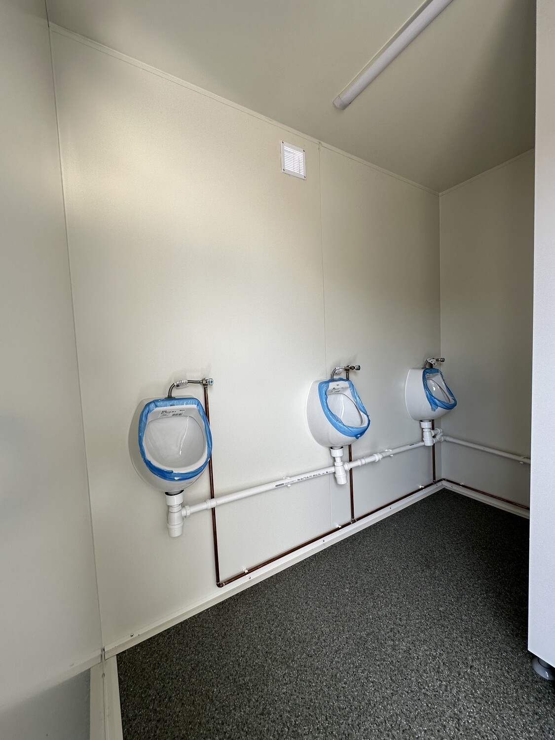 6,00 – m WC-Anhänger Damen/Herren mit 5x Toiletten und 3x Urinale – Bild 6 von 6