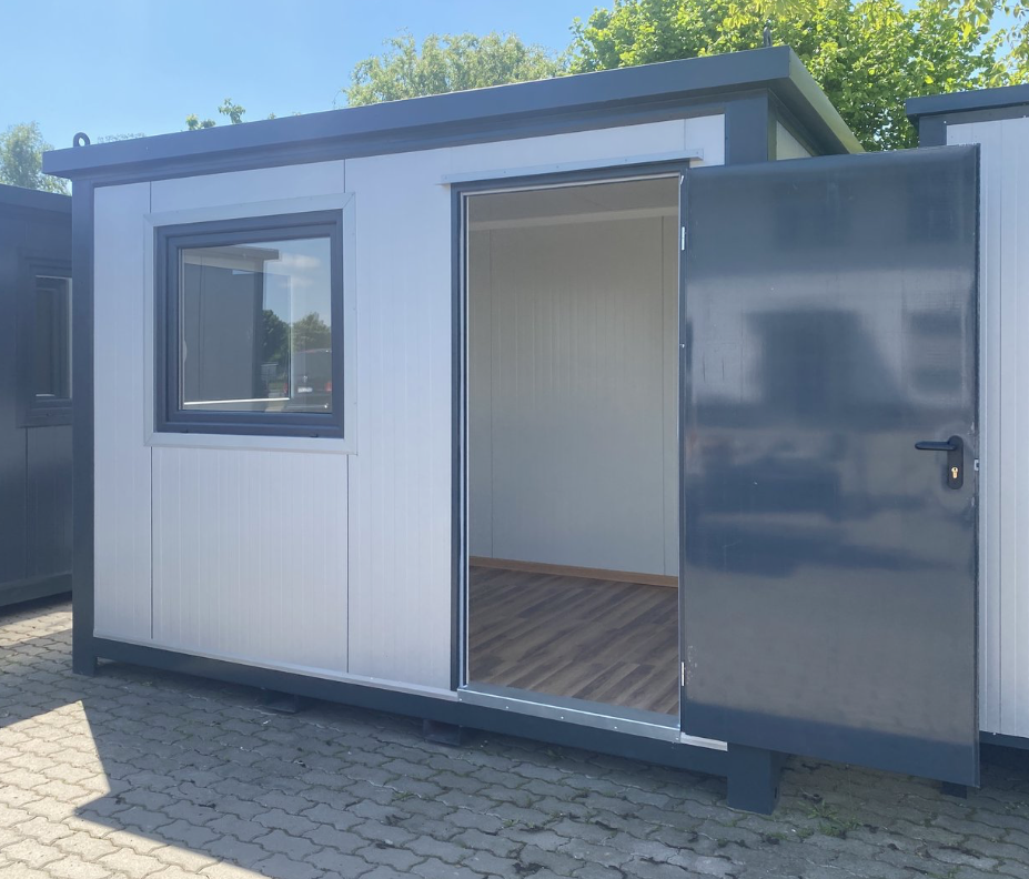 Geöffnete Tür gibt den Blick auf den Holzdekor-Boden frei, Bürocontainer 3,50 x 2,20 m auf Pflaster