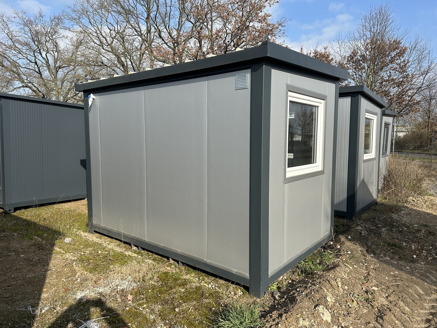 Rückansicht der fensterlosen Längsseite mit Lüftungsgitter, Bürocontainer 3,50 x 2,20 m