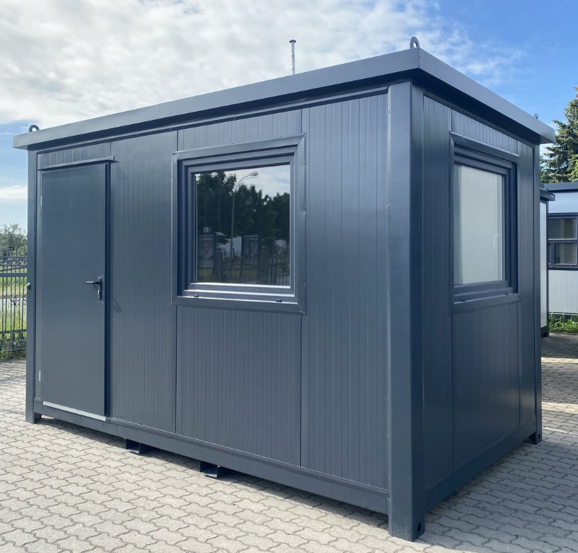 Eckansicht des Bürocontainers 4,00 x 2,20 m: Tür links, breites Fenster und zusätzliches Stirnfenster