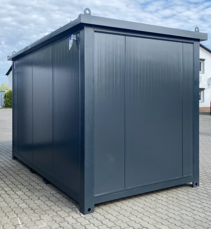 Fensterlose Rückseite mit blauer Außensteckdose unter der Dachkante, Bürocontainer 4,00 x 2,20 m