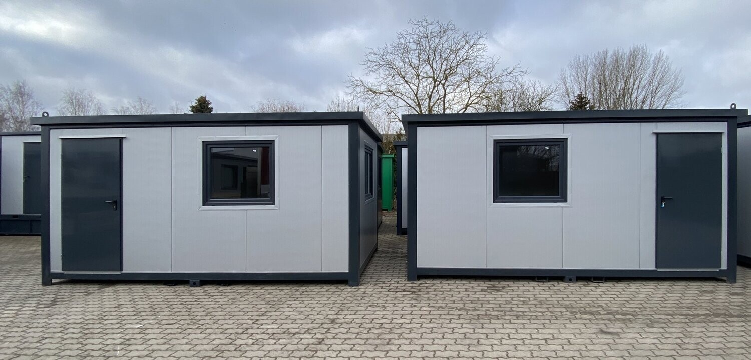 Zwei hell verkleidete Bürocontainer 5,00 x 2,40 m nebeneinander, je mit Tür und Fenster im Hof
