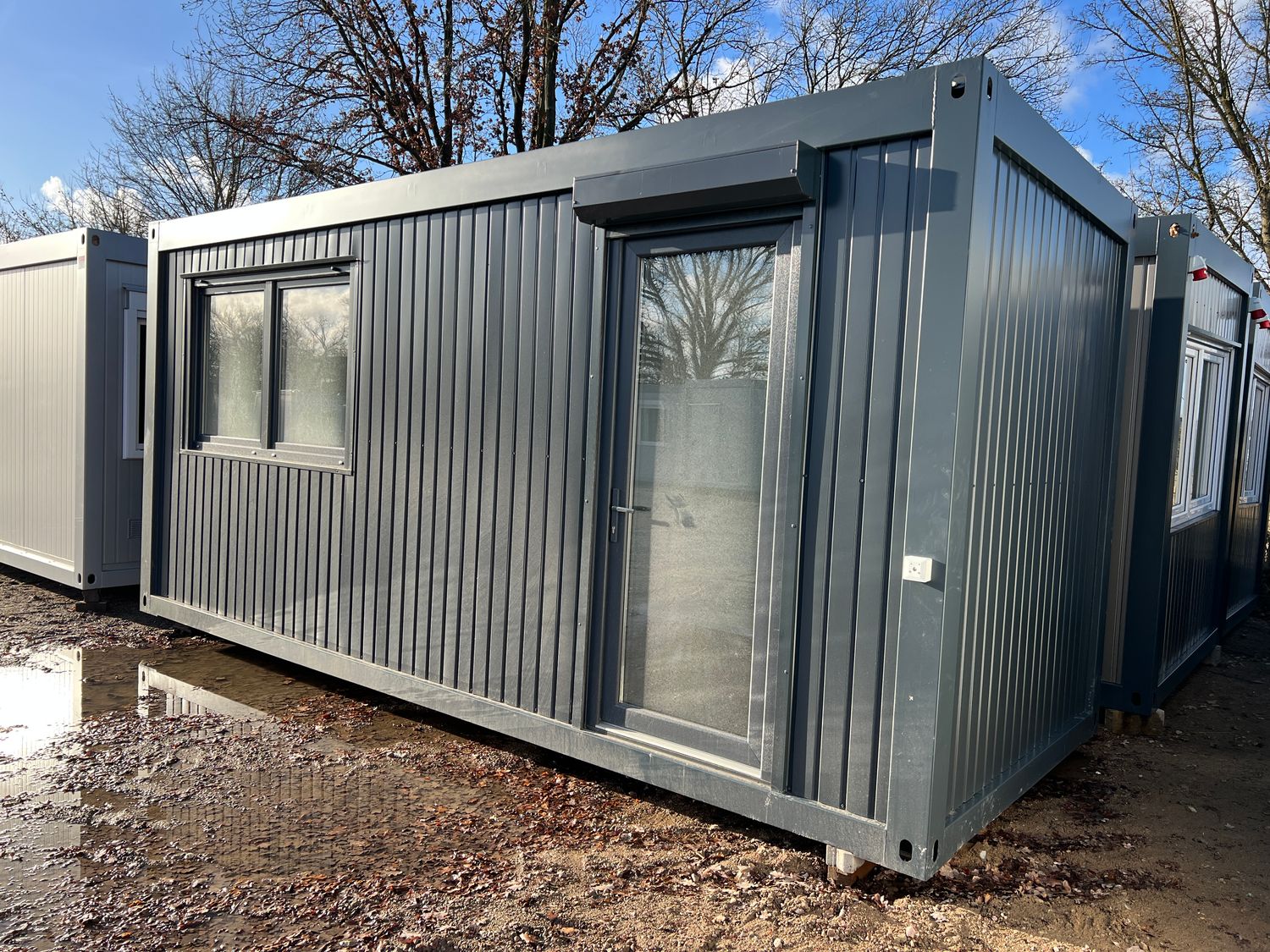 Schrägansicht mit Glastür unter dem Rollladenkasten und Schiebefenster, Bürocontainer 6,00 x 2,44