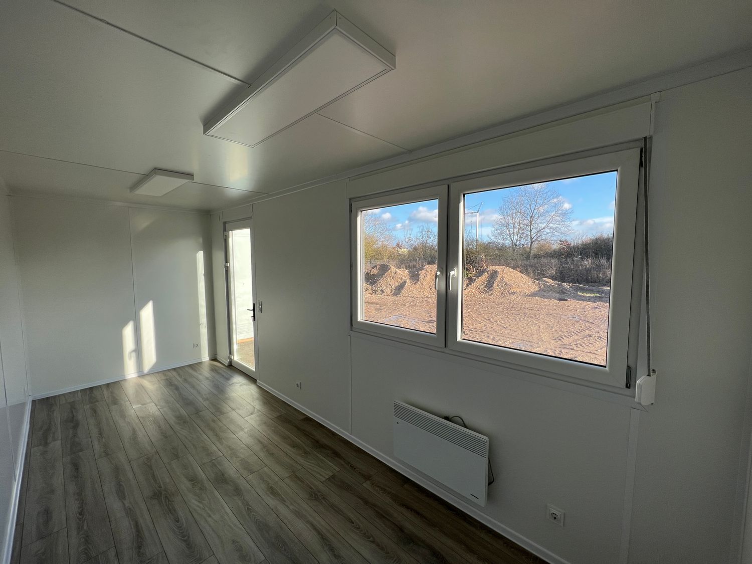 Fensterfront mit Rollladengurten, Heizgerät und Deckenleuchten im Bürocontainer 6,00 x 2,44