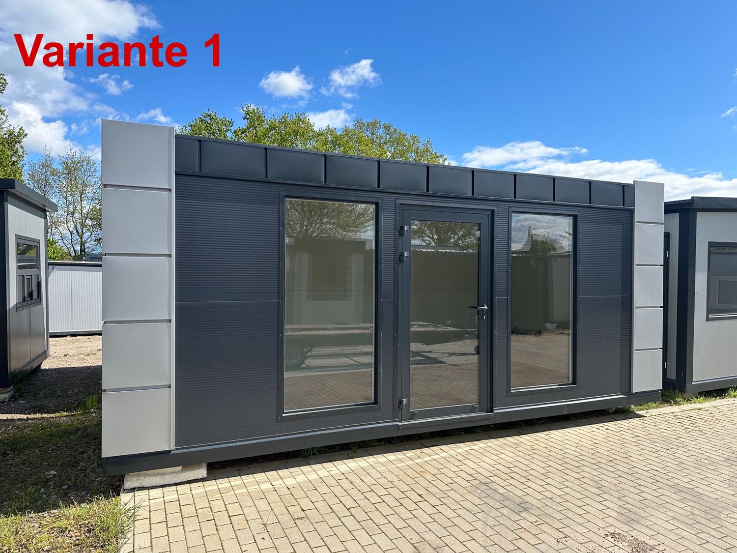 Variante 1 des Bürocontainers 6,00 x 2,80 m: anthrazitfarbene Front, helle Eckpaneele, Glastür mit Fixfenstern
