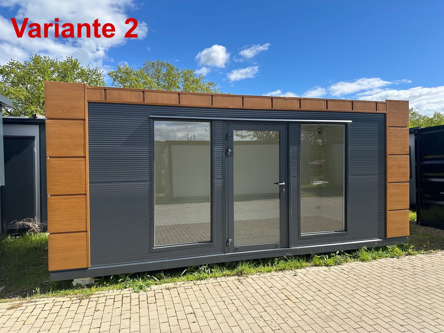 Holzoptik an Eckpaneelen und Dachrand, dazu anthrazitfarbene Front mit verglaster Tür – Variante 2