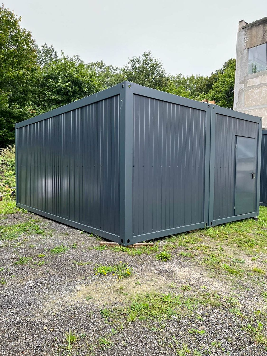 Längsseite der beiden gekoppelten Module ohne Öffnungen, Tür an der Stirnseite, auf Kanthölzern