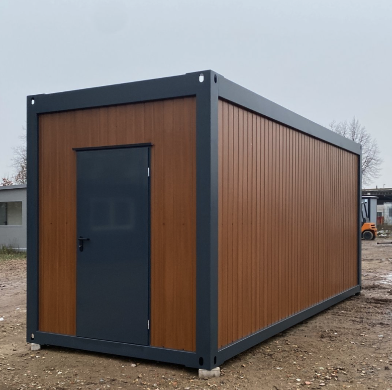 Auf dem Lagerplatz aufgestellt: Eingangstür an der Stirnseite und lange Seitenwand in Holzoptik
