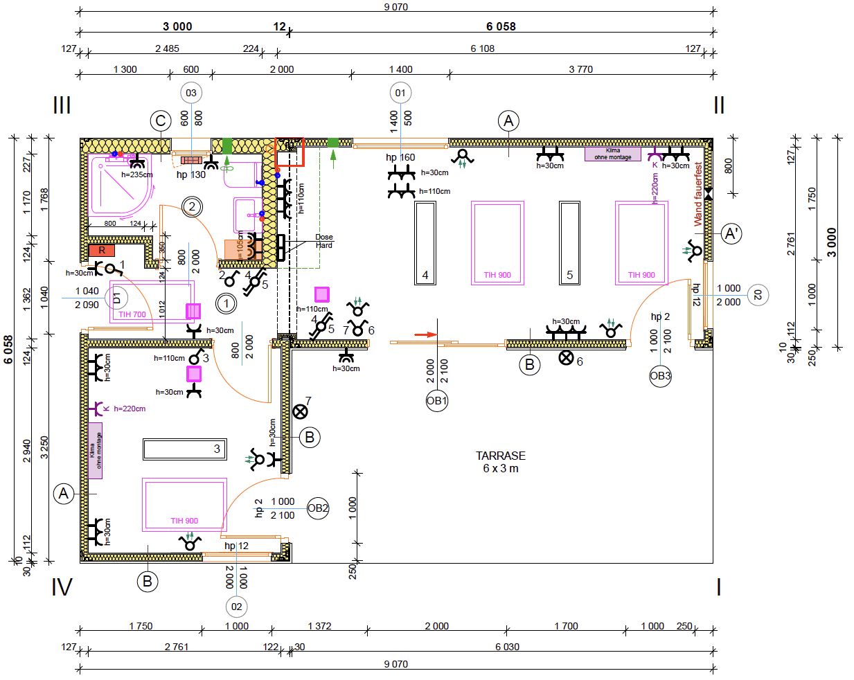 Technische Zeichnung: Grundriss des Wochenendhauses mit Raumaufteilung, Elektroplanung und Terrasse 6 x 3 m