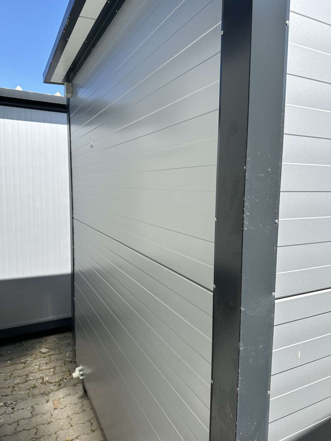 Nahaufnahme der Außenwand mit anthrazitfarbener Eckstütze am Sanitärcontainer 2,00 x 2,00 m