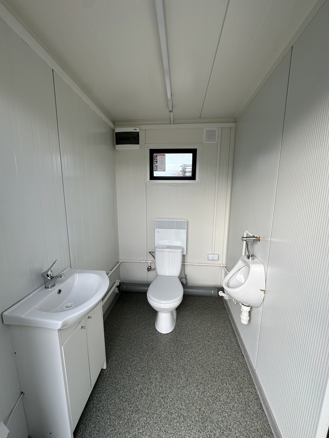 Waschtisch, WC und Wandurinal nebeneinander im Sanitärcontainer 6,00 x 2,00 m, mit Heizgerät