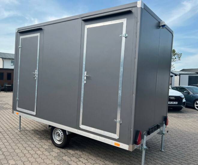 Seitenansicht von hinten links mit zwei separaten Türen, Einzelrad und ausgefahrenen Stützfüßen