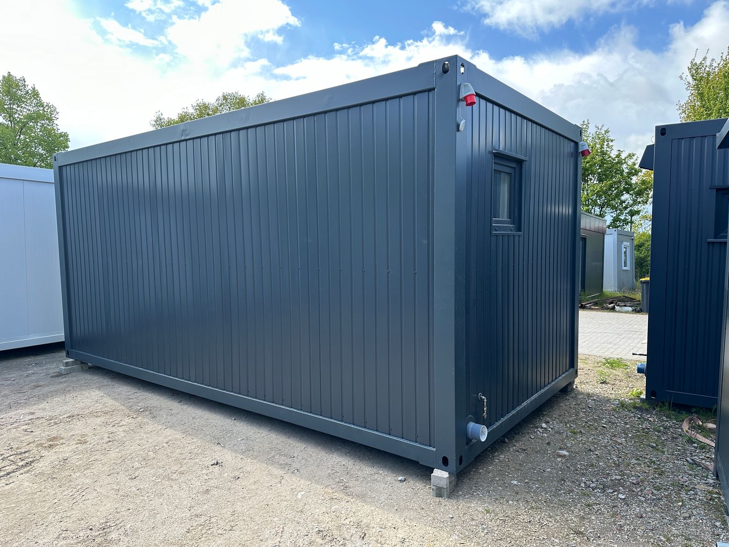 Rückwärtige Ecke ohne Öffnungen, an der Stirnseite ein kleines Fenster und ein Abwasserrohr