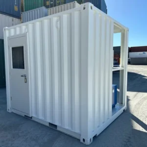 Weißer 10-Fuß-Bedienstand-Container im Hof, mit Fenstertür und offener Technikkammer an der Stirnseite