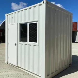 Weißer 10-Fuß-Bürocontainer mit Klimaanlage, Eingangstür und vergittertem Schiebefenster