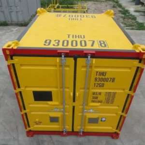 Erhöhter Blick auf die Türseite des gelben Offshore-Containers mit rotem Rahmen und Nummer TIHU 9300078