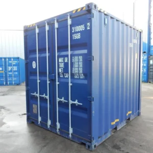 Blauer 10-Fuß-High-Cube-Container von schräg vorn, geschlossene Doppeltür mit Verriegelungsstangen