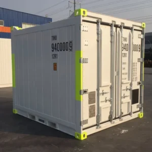 Weißer 10-Fuß-Kühlcontainer Offshore DNV 2.7-1 in Schrägansicht, geschlossene Doppeltür, grüne Eckbeschläge