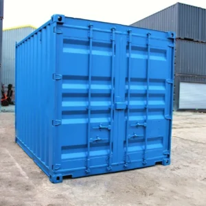 Schrägansicht des blauen 10-Fuß-Seecontainers mit geschlossenen Türen auf einem Betonhof