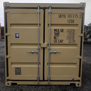 Sandfarbener 10-Fuß-Standardcontainer mit geschlossenen Flügeltüren auf Schotterfläche