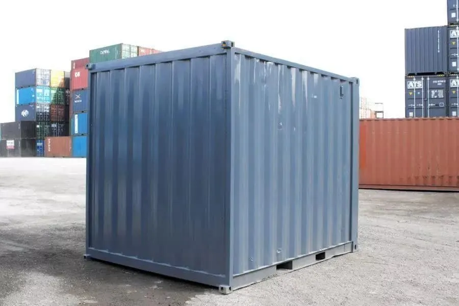 Rückansicht des kompakten Lagercontainers mit geschlossener Stirnwand und geriffelter Längsseite