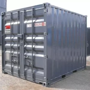Schrägansicht des 10′-Seecontainers in Dunkelgrau mit geschlossener Doppeltür und Verriegelungsstangen