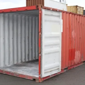 Roter 20-Fuß-Container gebraucht mit einem geöffneten Türflügel und Blick in den leeren Innenraum