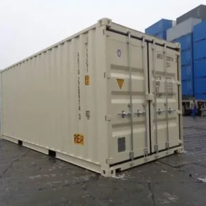 Beiger 20-Fuß-Doppeltürcontainer im Lagerhof, Türseite mit Verriegelungsstangen, dahinter blaue Container