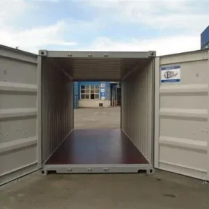 Beiger 20-Fuß-Doppeltürcontainer mit weit geöffneten Türen, Blick über den dunklen Boden bis ins Freie