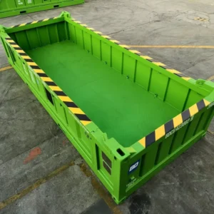 Schrägansicht von oben in den leeren Laderaum des grünen Half-Height-Offshore-Containers mit Warnmarkierung