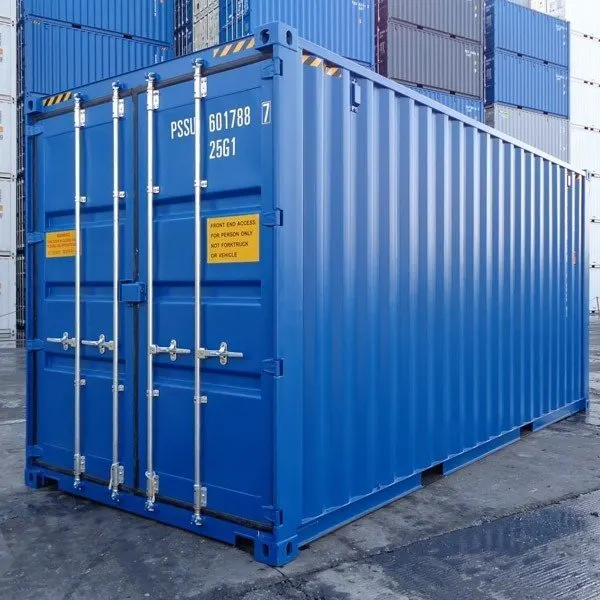 Blauer 20-Fuß-High-Cube-Container mit Türseite und gelbem Hinweisschild, dahinter gestapelte Container