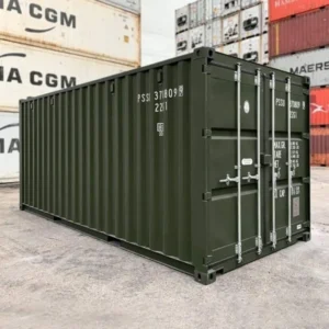 Dunkelgrüner 20-Fuß-High-Cube-Container in Schrägansicht mit geschlossenen Stirntüren im Containerlager