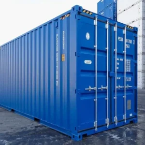 Schrägansicht auf Längsseite und Türseite des blauen 20-Fuß-High-Cube-Doppeltürcontainers im Depot