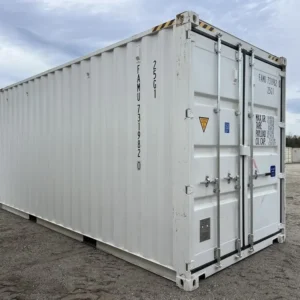 Weißer 20-Fuß-High-Cube-Lagercontainer One-Trip in Schrägansicht mit geschlossenen Doppeltüren auf Kiesplatz