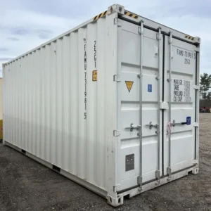 Weißer 20-Fuß-High-Cube-Lagercontainer schräg von der Türseite, Doppelflügeltüren geschlossen