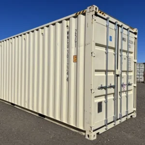 Schrägansicht des beigen 20-Fuß-Lagercontainers High Cube mit geschlossener Doppeltür auf Schotterfläche