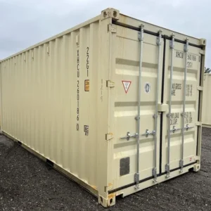 Schrägansicht des beigen 20-Fuß-Lagercontainers mit geschlossener Doppeltür auf einem Schotterplatz