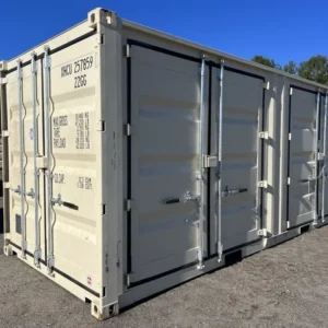 Schrägansicht des beigen 20-Fuß-Lagercontainers One-Trip mit geschlossenen Seitentüren auf Schotter