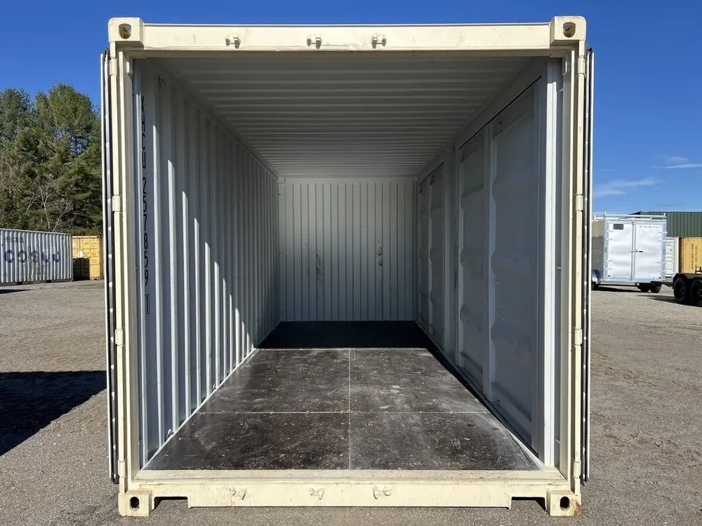 Innenansicht des One-Trip-Containers durch die offene Stirntür, graue Wände und dunkler Boden