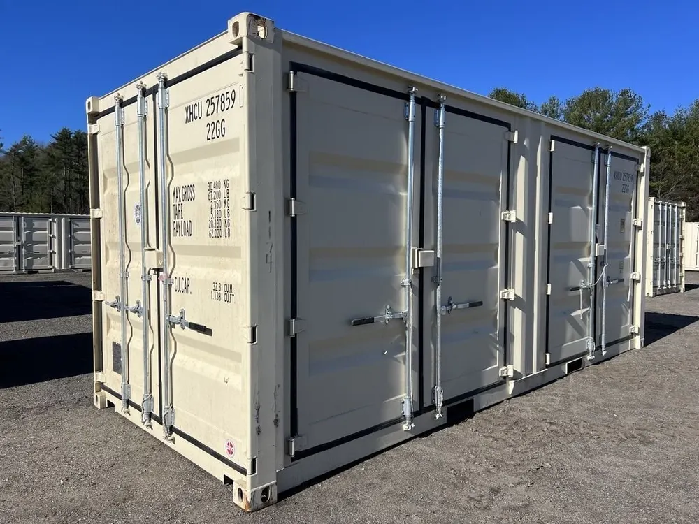 Schrägansicht des beigen 20-Fuß-Lagercontainers One-Trip mit geschlossenen Seitentüren auf Schotter
