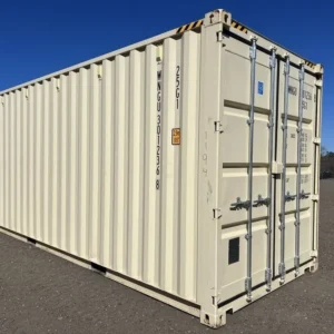 Schrägansicht des beigen 20-Fuß-Lagercontainers mit geschlossenen Doppeltüren und Verschlussstangen