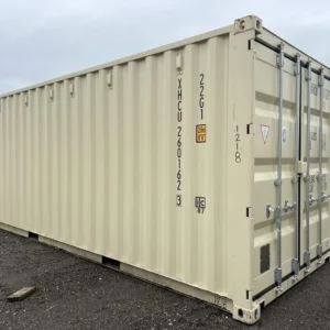 Beigefarbener 20-Fuß-Lagercontainer One-Trip in Schrägansicht mit geschlossenen Türflügeln auf Schotterplatz