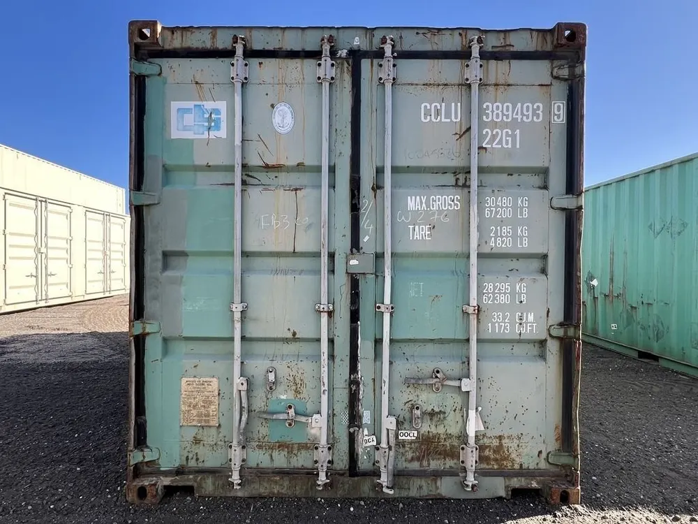 Stirnansicht der beiden Flügeltüren mit Verriegelungsstangen und Containernummer am 20-Fuß-Lagercontainer