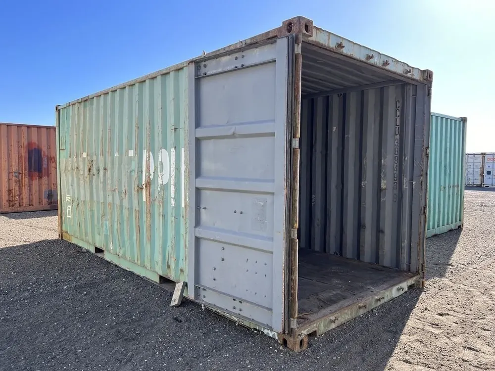 Geöffnete Tür gibt den Blick in den leeren Innenraum des 20-Fuß-Lagercontainers frei, graue Wandflächen